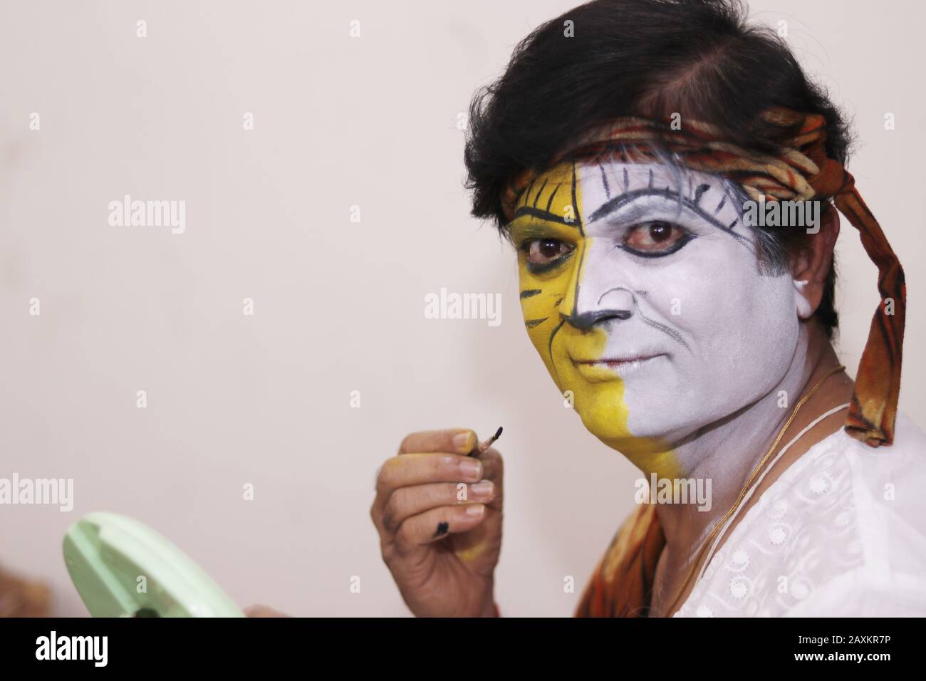 Bangalore, INDE - 25 décembre 2019: L'artiste local de théâtre masculin desi fait son maquillage pour la scène de la célébration de noël Banque D'Images