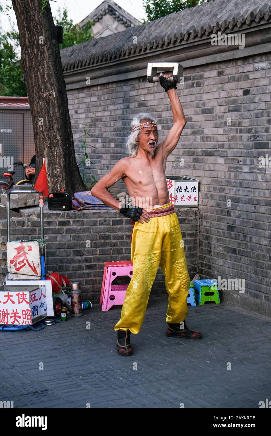 Beijing, CHINE - 01 mai 2019: Un vieux maître chinois exécute le spectacle Kongfu dans la rue à Beijing, Chine Banque D'Images