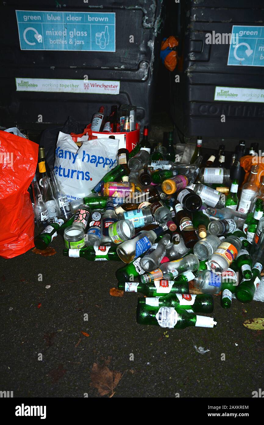 Bouteille Débordante Avec De Nombreux Sacs De Retour Heureux Banque D'Images