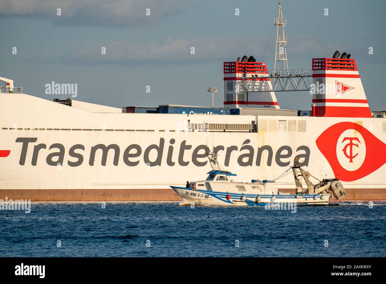 Bateau de pêche et ferry dans le port de Palma de Majorque, Espagne, Banque D'Images