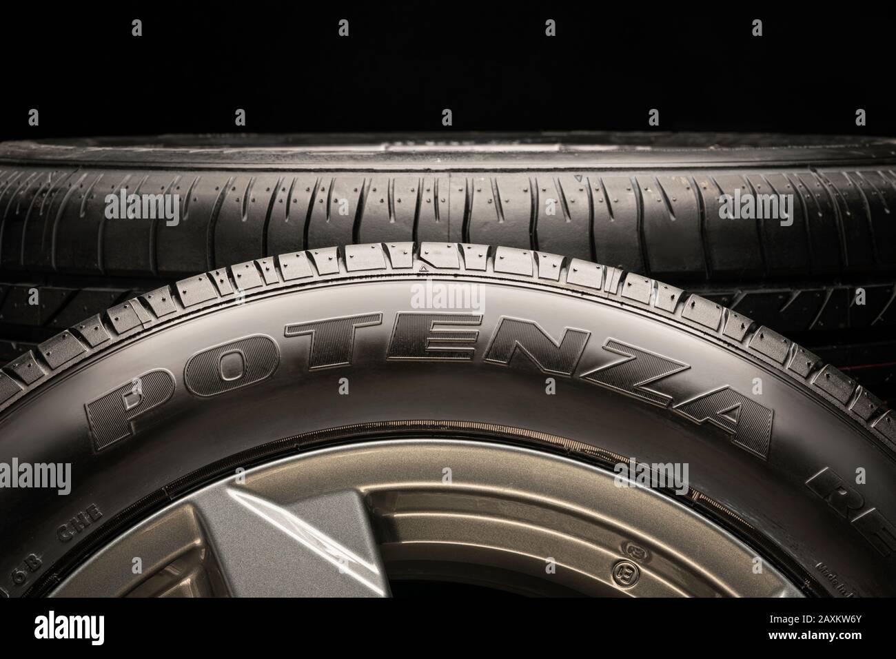 Krasnoyarsk, Russie, 12 février 2020: Bridgestone Potenza RE 040 pneus, gros plan logo sur le flanc, Fn noir, et une belle éruption. Banque D'Images