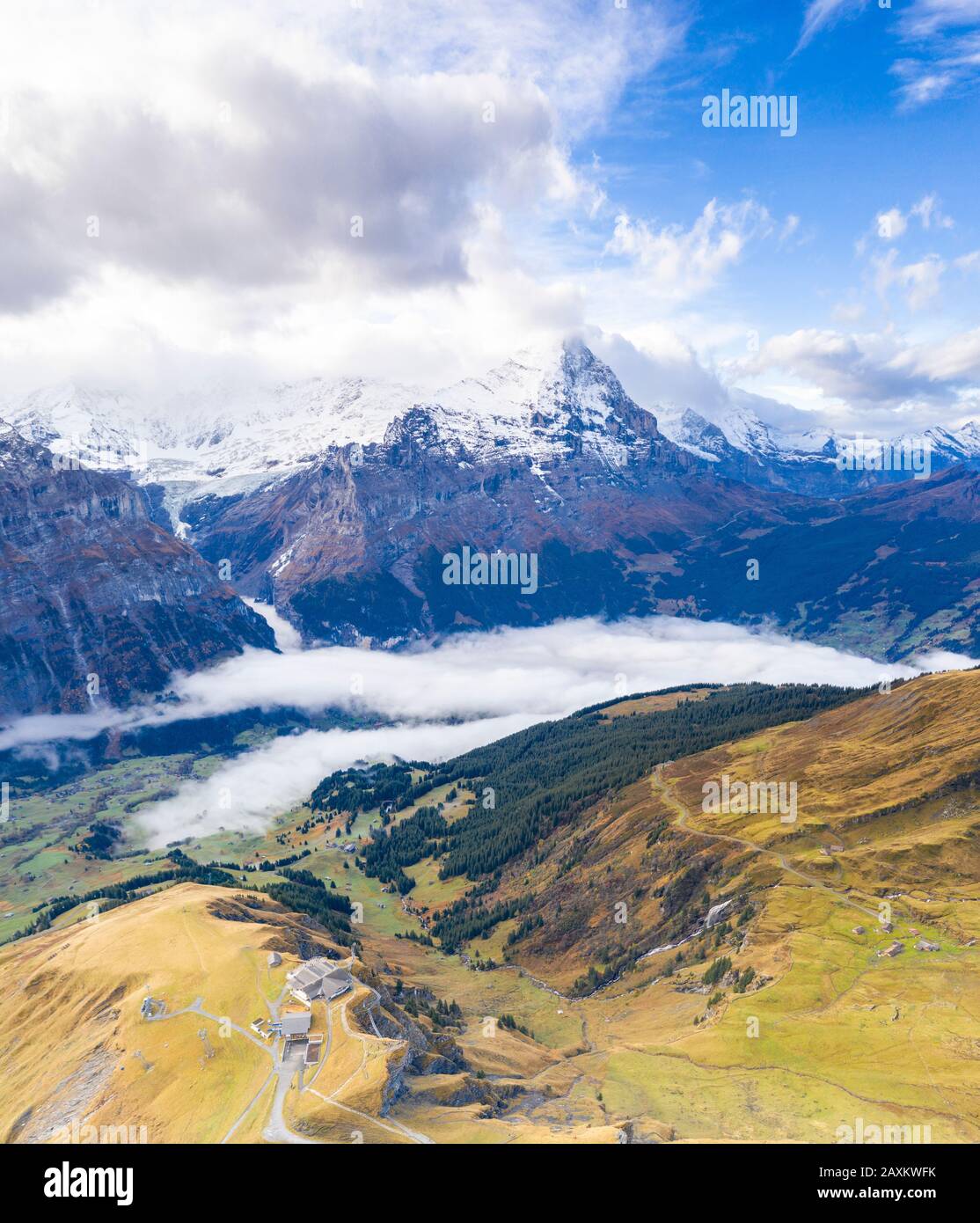 Pic enneigé de l'Eiger vu des villages alpins de Grindelwald et d'abord en automne, vue aérienne, Canton de Berne, Suisse Banque D'Images