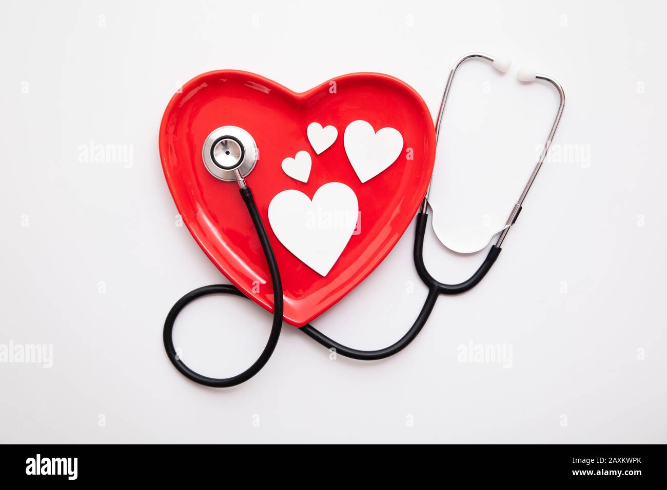 Forme de coeur rouge avec stéthoscope. Concept de coeur sain Banque D'Images