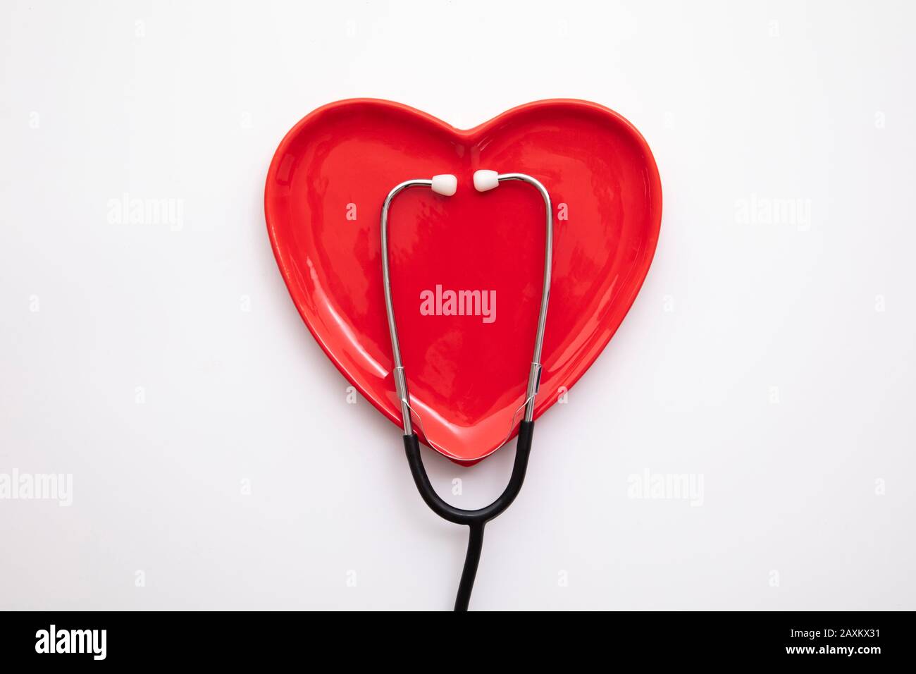 Forme de coeur rouge avec stéthoscope. Concept de coeur sain Banque D'Images