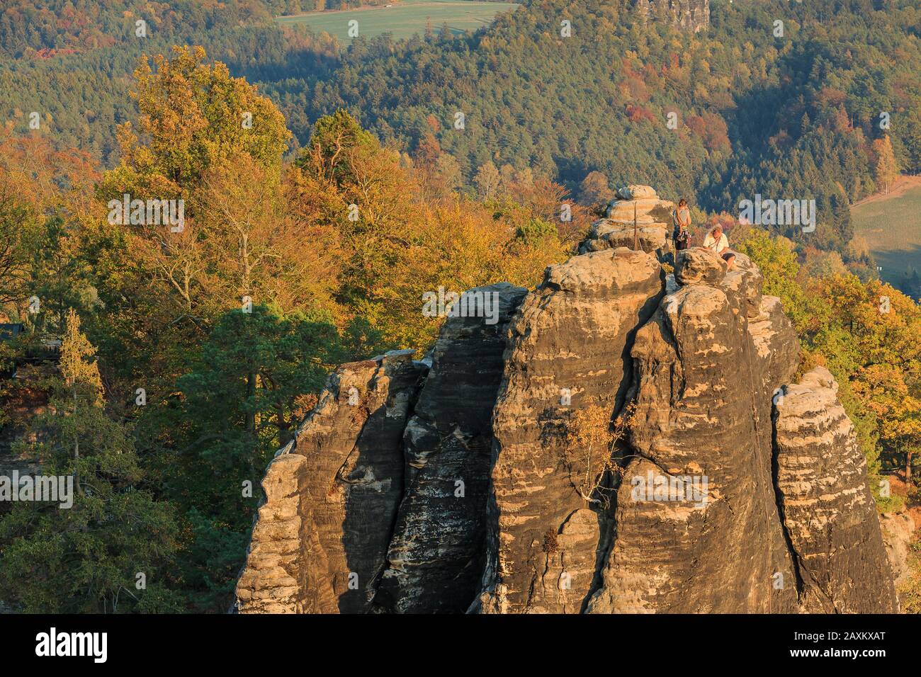 Paysage d'automne avec rochers grimpants dans le parc national de la Suisse saxonne. Elbe Sandstone montagnes avec formation de roches, forêts dans des couleurs saisonnières Banque D'Images