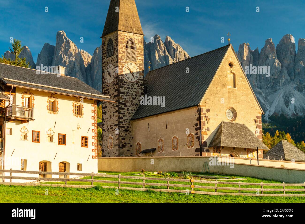 Église de Santa Magdalena encadrée par les majestueux pics d'Odle au coucher du soleil, Funes Valley, Dolomites, Tyrol du Sud, Italie Banque D'Images