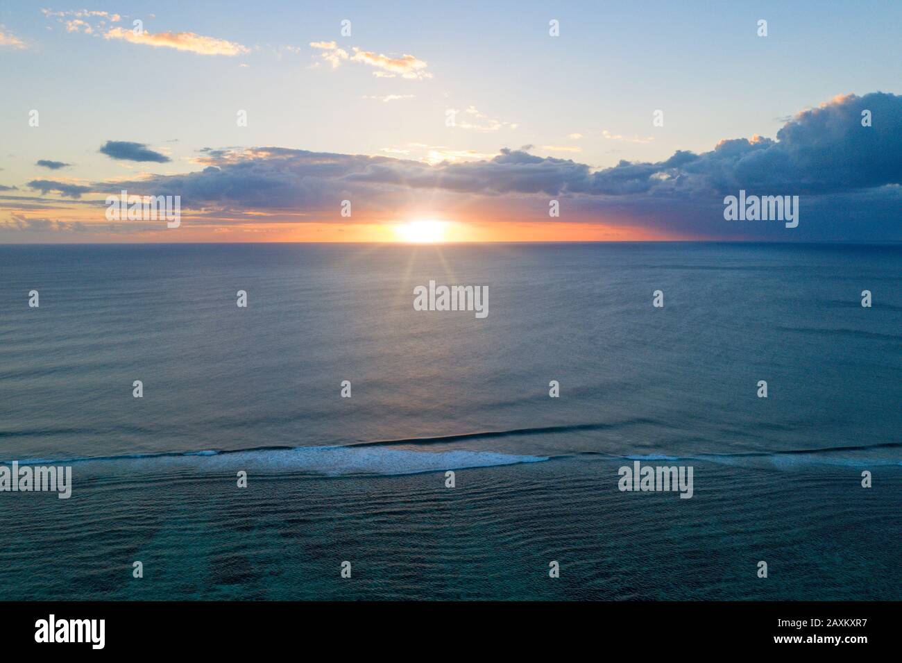 Coucher de soleil africain sur les vagues de l'océan, vue aérienne, Brabant du Morne, district de la Rivière Noire, Océan Indien, Maurice Banque D'Images