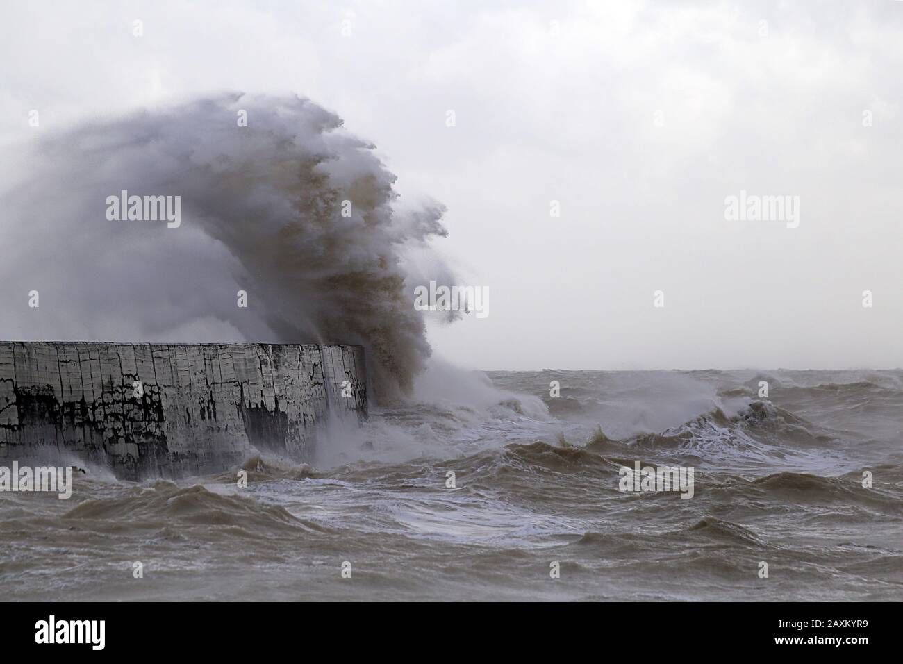 Newhaven, East Sussex, Royaume-Uni. Storm Ciara apporte de grands vents et des mers montagneuses, sur la côte sud. Banque D'Images