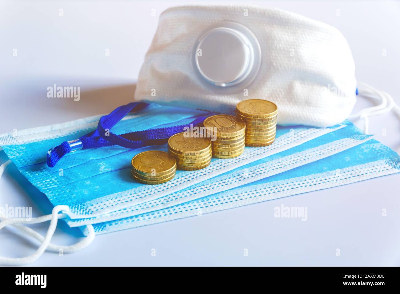 Masques médicaux et pièces de fer de la monnaie russe comme symbole de l'augmentation des prix pour la protection des voies respiratoires contre les virus. Banque D'Images