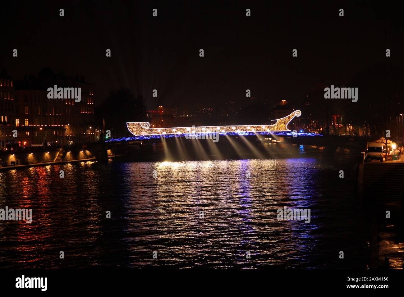 Le bateau fait avec des lumières au-dessus de la rivière Banque D'Images
