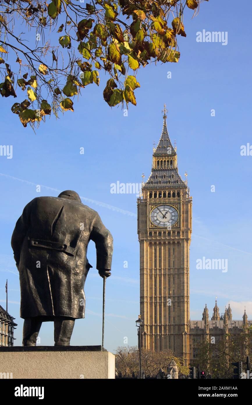 Statue de Winston Churchill à la place du parlement à l'égard de Big Ben Londres Banque D'Images