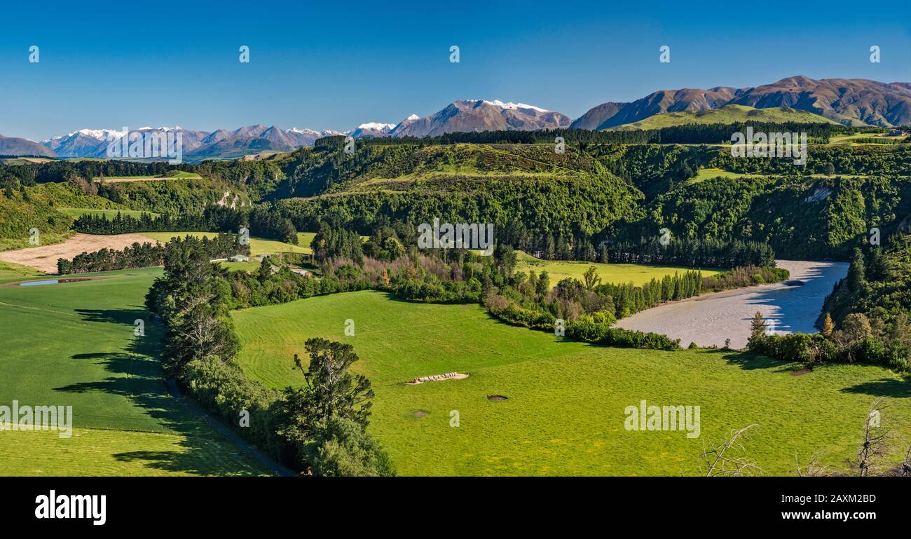 Rivière Rakaia dans la gorge de Rakaia, massif du Mont Hutt, Alpes du Sud, en dist, de la gorge d'Arundel Rakaia Road, près de Methven, île du Sud, Nouvelle-Zélande Banque D'Images