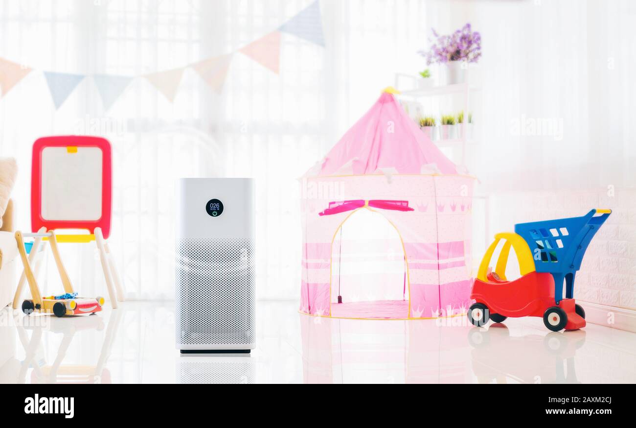 Purificateur d'air de salle de jeu colorée pour les enfants, filtre à air éliminant la poussière fine dans la maison. Protéger PM 2.5 concept de poussière et de pollution de l'air Banque D'Images