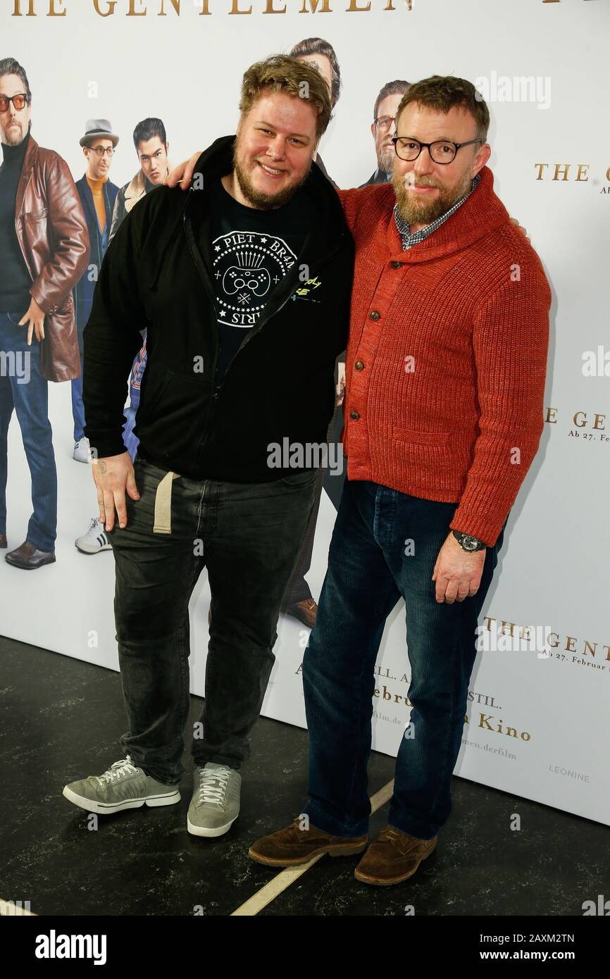 Berlin, Allemagne. 11 février 2020. Dennis Brammen (l) et Guy Ritchie viennent à la photocouche du film "les Messieurs" au cinéma Zoo Palast. Crédit: Gerald Matzka/dpa-Zentralbild/ZB/dpa/Alay Live News Banque D'Images