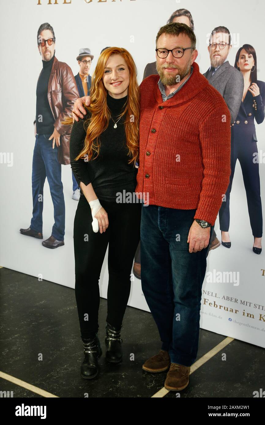 Berlin, Allemagne. 11 février 2020. Lara Trautmann et Guy Ritchie viennent à la photocatte du film "les Messieurs" au cinéma Zoo Palast. Crédit: Gerald Matzka/dpa-Zentralbild/ZB/dpa/Alay Live News Banque D'Images
