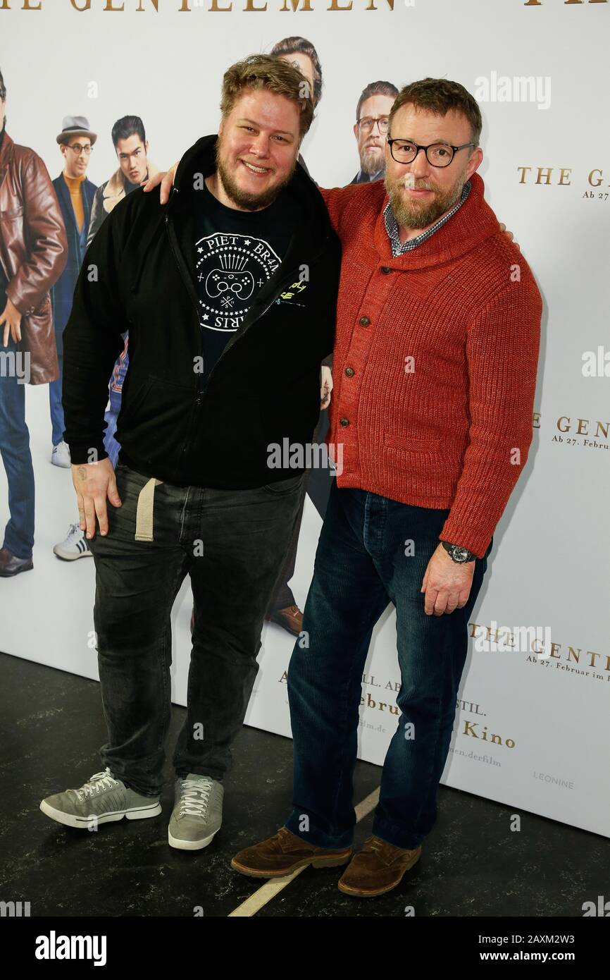 Berlin, Allemagne. 11 février 2020. Dennis Brammen (l) et Guy Ritchie viennent à la photocouche du film "les Messieurs" au cinéma Zoo Palast. Crédit: Gerald Matzka/dpa-Zentralbild/ZB/dpa/Alay Live News Banque D'Images