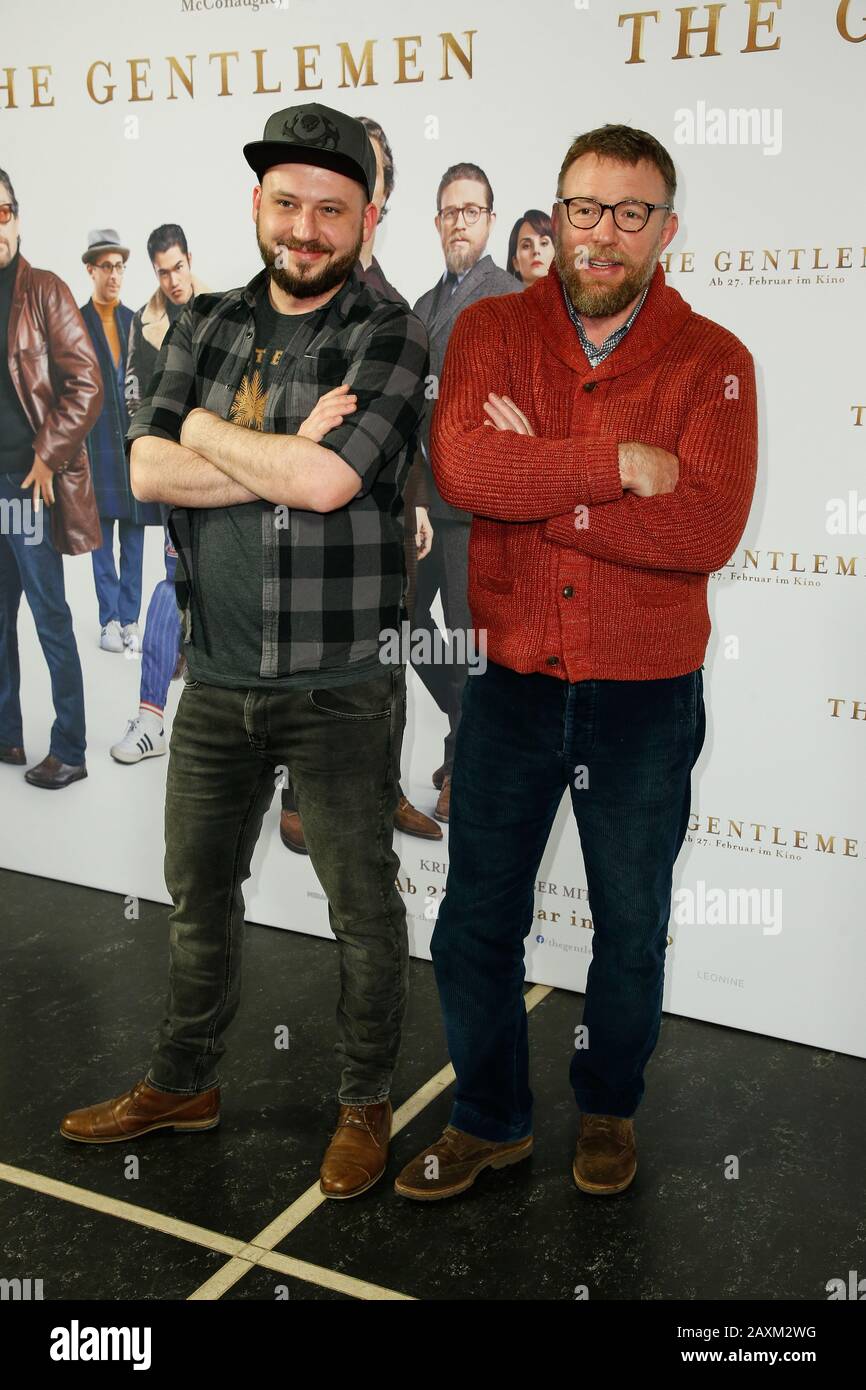 Berlin, Allemagne. 11 févr. 2020. FisHC0p (l) et Guy Ritchie viennent au photocrate du film "The Messieurs" au zoo de Kino Palast. Crédit: Gerald Matzka/dpa-Zentralbild/ZB/dpa/Alay Live News Banque D'Images