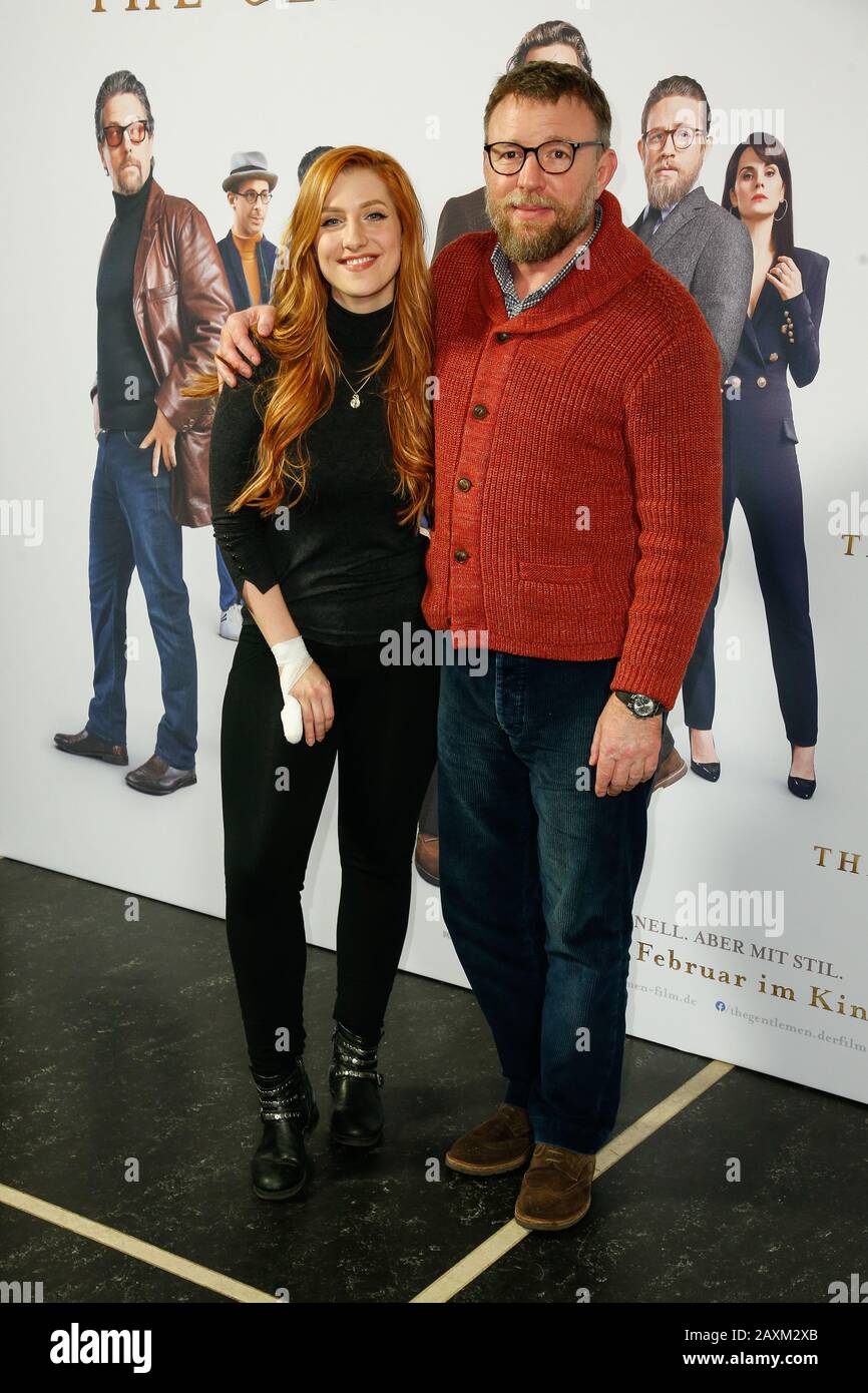 Berlin, Allemagne. 11 février 2020. Lara Trautmann et Guy Ritchie viennent à la photocatte du film "les Messieurs" au cinéma Zoo Palast. Crédit: Gerald Matzka/dpa-Zentralbild/ZB/dpa/Alay Live News Banque D'Images