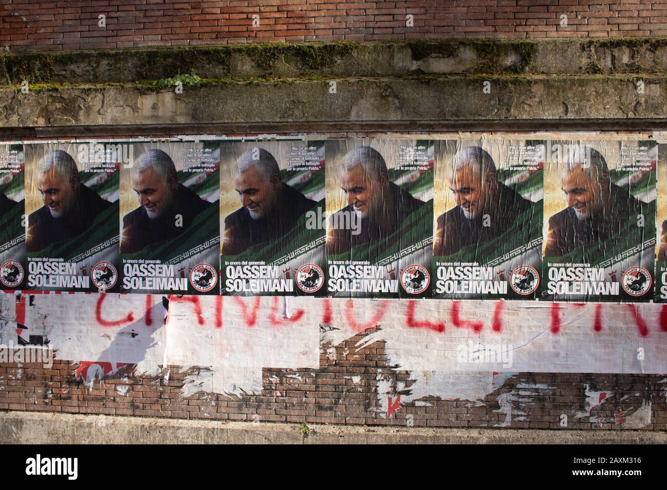Rome, Italie - 12 février 2020: Des affiches honorant le général iranien Qassem Soleimani, qui dirigeait la Force des soldats de la révolution islamique, ont été tuées par une frappe militaire américaine en Irak le 3 janvier 2020. La mort de Qassem Soleimani a soulevé des tensions entre l'Amérique et l'Iran qui avaient juré de venger sa mort. Amer ghazzal/Alay Live News Banque D'Images