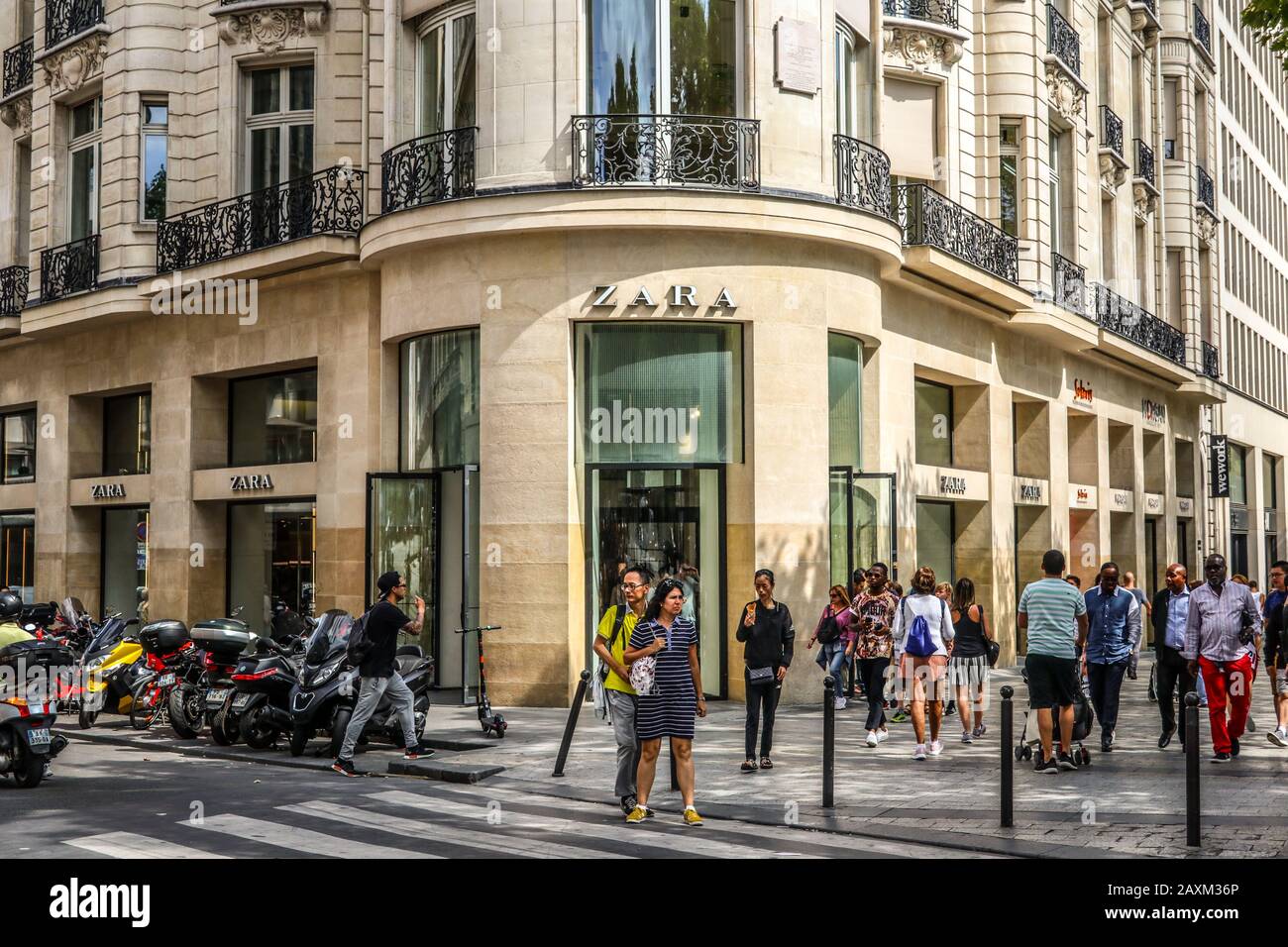 Magasin Zara Sur Champs Elysees Paris France Europe Photo Stock Alamy