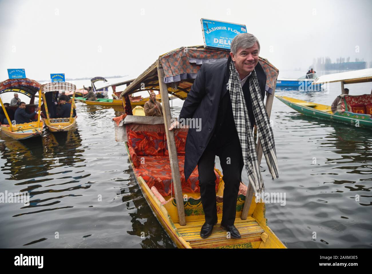 Les membres de la délégation de l'envoyé étranger apprécient Shikara Ride au lac Dal à Srinagar.un lot frais de 25 envoyés étrangers de l'Union européenne et des pays du Golfe est arrivé aujourd'hui à Srinagar. Le but de la visite des envoyés est d'obtenir des informations de première main sur la situation du terrain après l'abrogation de l'article 370 en août dernier. C’est la deuxième visite des délégués étrangers au Jammu-et-Cachemire. Le lot comprend des envoyés de l'Allemagne, du Canada, de la France, de la Nouvelle-Zélande, du Mexique, de l'Italie, de l'Afghanistan, de l'Autriche, de l'Ouzbékistan, de la Pologne, ainsi que des envoyés de l'Union européenne. Banque D'Images