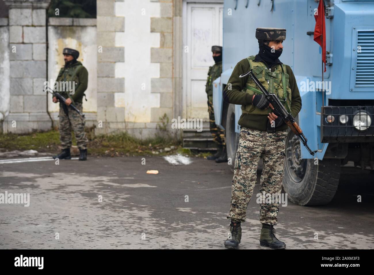 Les forces de sécurité indiennes sont en garde contre les envoyés étrangers qui visitent le lac Dal à Srinagar.un lot frais de 25 envoyés étrangers de l'Union européenne et des pays du Golfe est arrivé aujourd'hui à Srinagar. Le but de la visite des envoyés est d'obtenir des informations de première main sur la situation du terrain après l'abrogation de l'article 370 en août dernier. C’est la deuxième visite des délégués étrangers au Jammu-et-Cachemire. Le lot comprend des envoyés de l'Allemagne, du Canada, de la France, de la Nouvelle-Zélande, du Mexique, de l'Italie, de l'Afghanistan, de l'Autriche, de l'Ouzbékistan, de la Pologne, ainsi que des envoyés de l'Union européenne. Banque D'Images