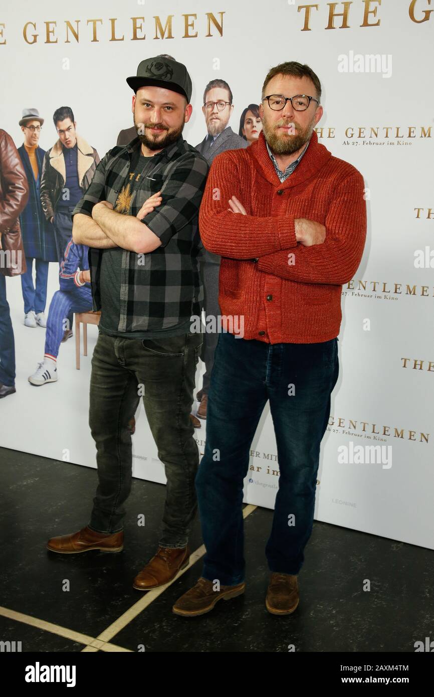 Berlin, Allemagne. 11 févr. 2020. FisHC0p (l) et Guy Ritchie viennent au photocrate du film "The Messieurs" au zoo de Kino Palast. Crédit: Gerald Matzka/dpa-Zentralbild/ZB/dpa/Alay Live News Banque D'Images