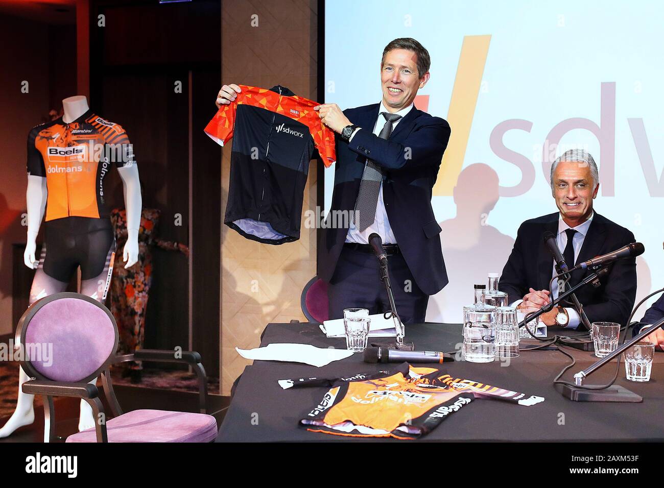 Kerkrade, Pays-Bas. 12 février 2020. Heerlen, 12-02-2020, Hotel van de Valk, Présentation de l'équipe Boels Dolmans Cyclisme Team, bthe Boels Dolmans Cyclisme Team a trouvé un nouveau commanditaire pour la saison 2021-2024 avec la société belge SD Worx. Ici, le PDG Kobe Verdonck a signé le contrat avec Erwin Janssen Credit: Pro Shots/Alay Live News Banque D'Images