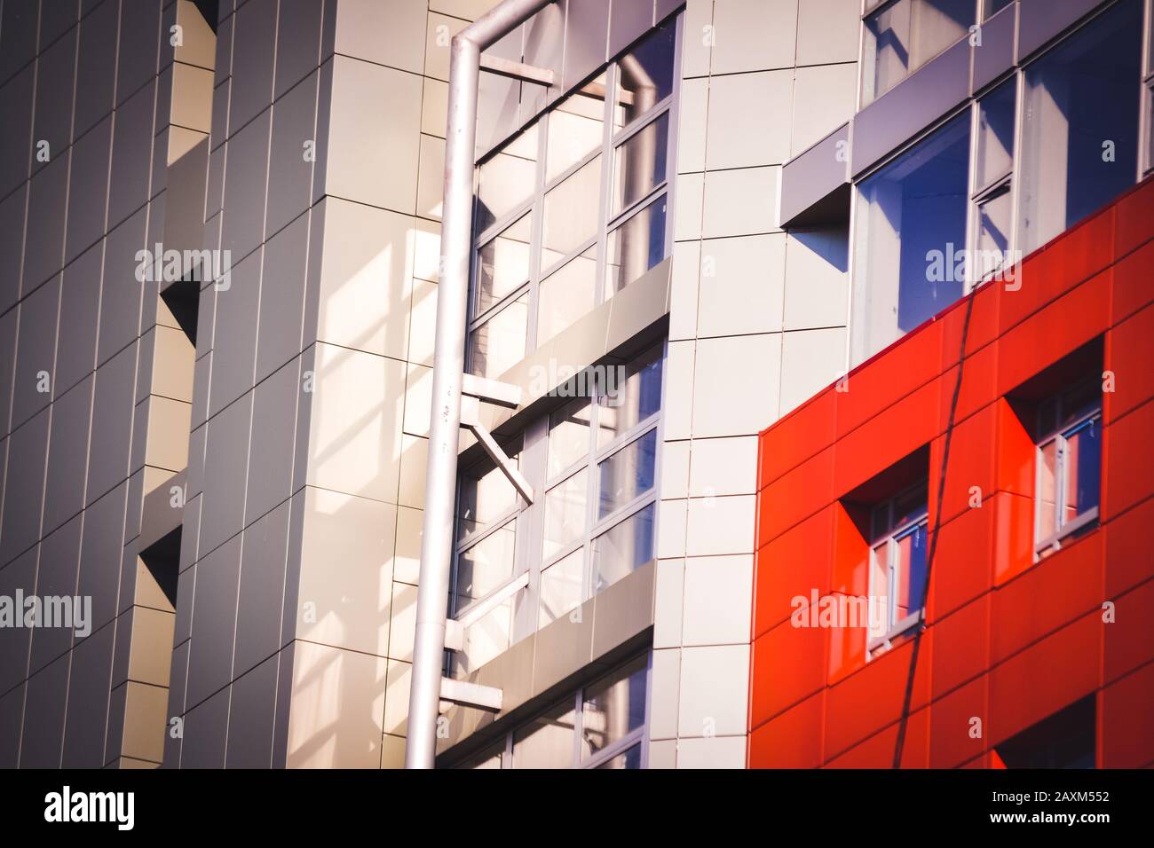 façade, devant la maison rouge et gris dans le style high-tech différents détails sur une journée ensoleillée Banque D'Images
