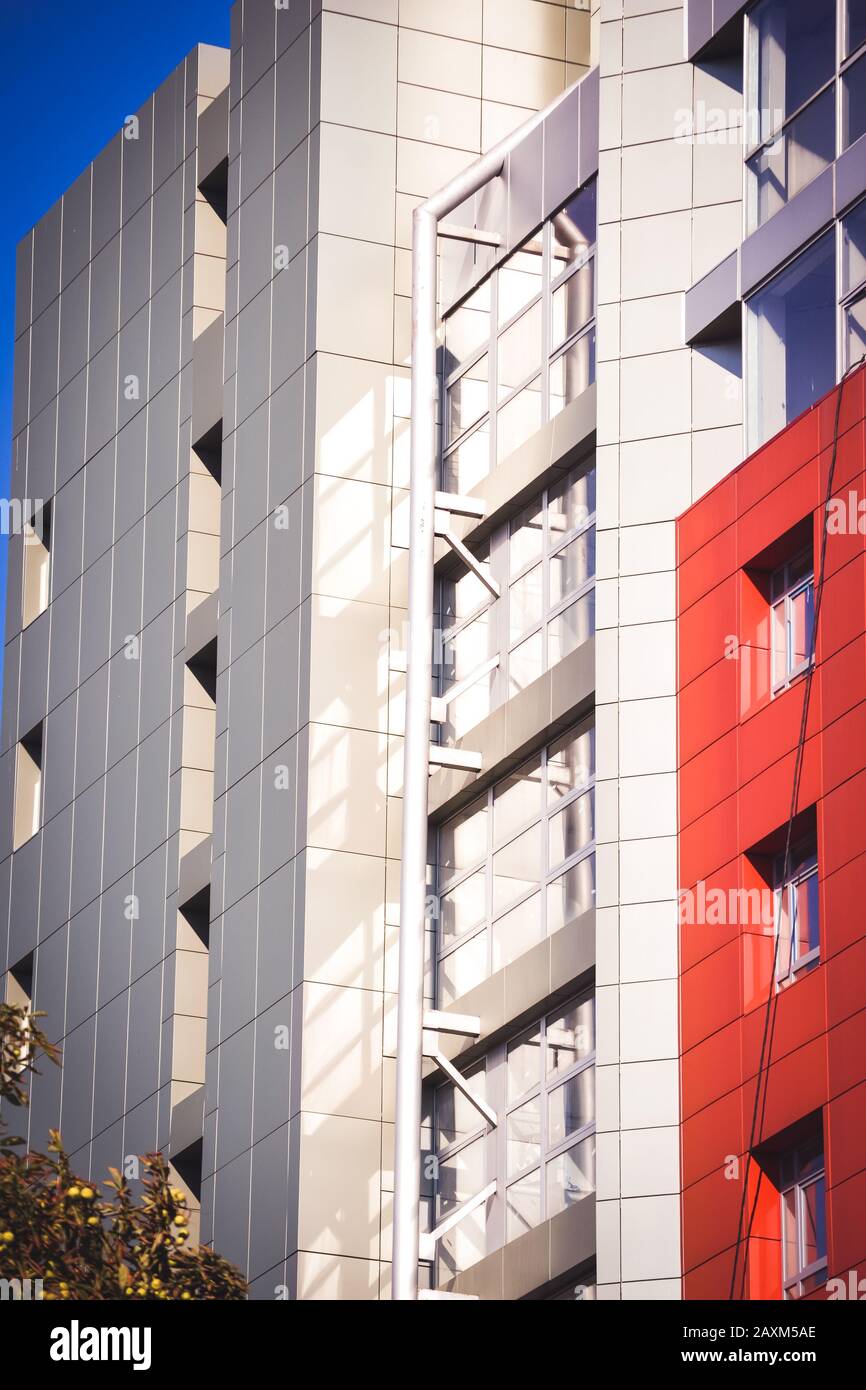 façade, devant la maison rouge et gris dans le style high-tech différents détails sur une journée ensoleillée Banque D'Images