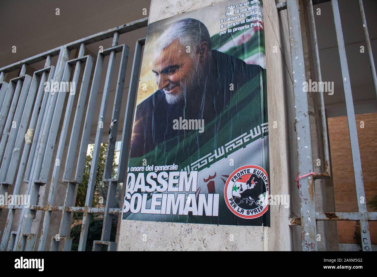Rome, Italie - 12 février 2020: Une affiche honorant le général iranien Qassem Soleimani, qui dirigeait la Force des Quds du corps des gardiens de la révolution islamique, et qui fut tué par une frappe militaire américaine en Irak le 3 janvier 2020. La mort de Qassem Soleimani a soulevé des tensions entre l'Amérique et l'Iran qui avaient juré de venger sa mort. Amer ghazzal/Alay Live News Banque D'Images
