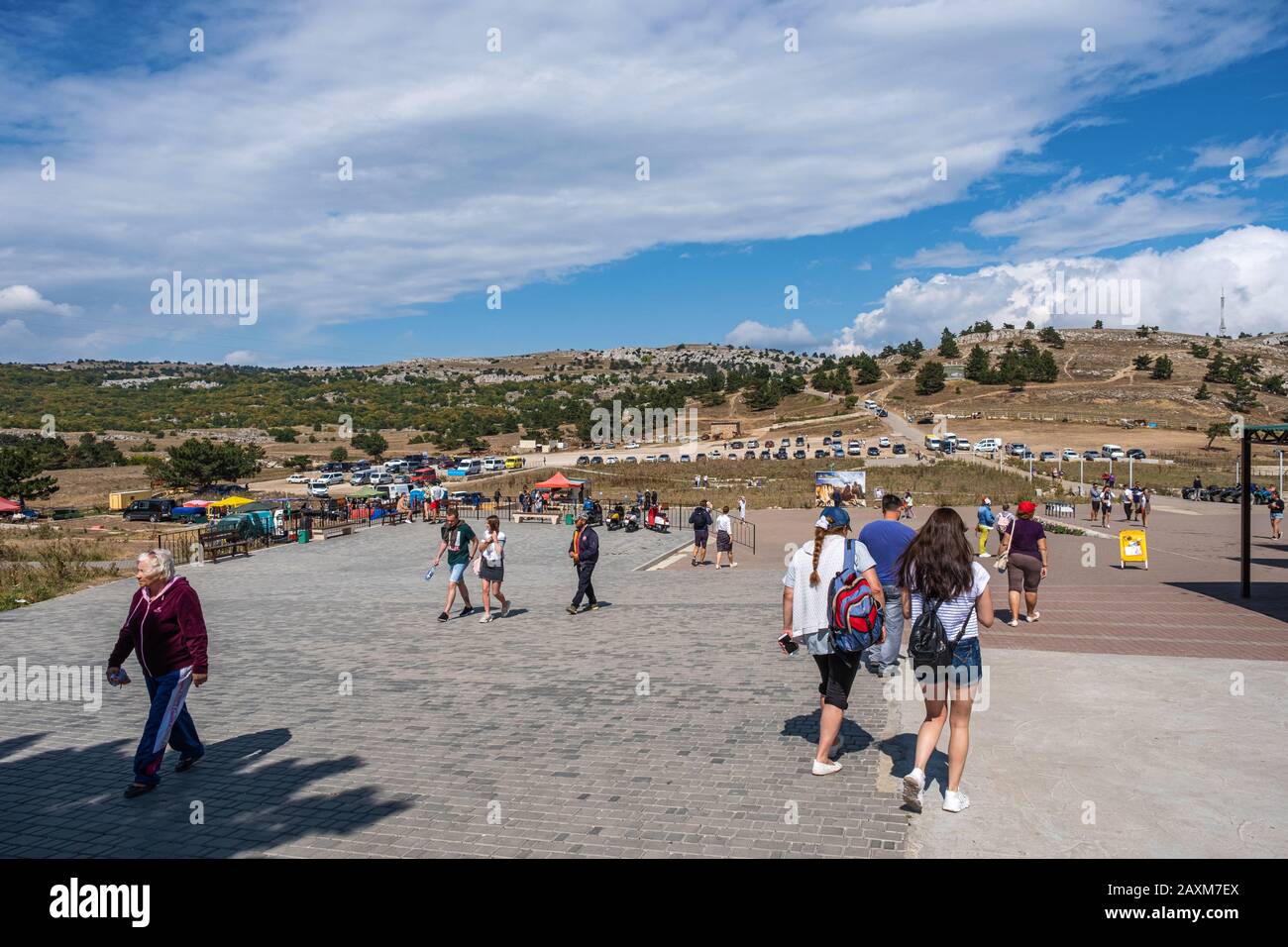 Miskhor, Crimée - 09/06/2019: Ai-Petri à la station supérieure du téléphérique de Mishor-ai-Petri, le temps ensoleillé. Banque D'Images