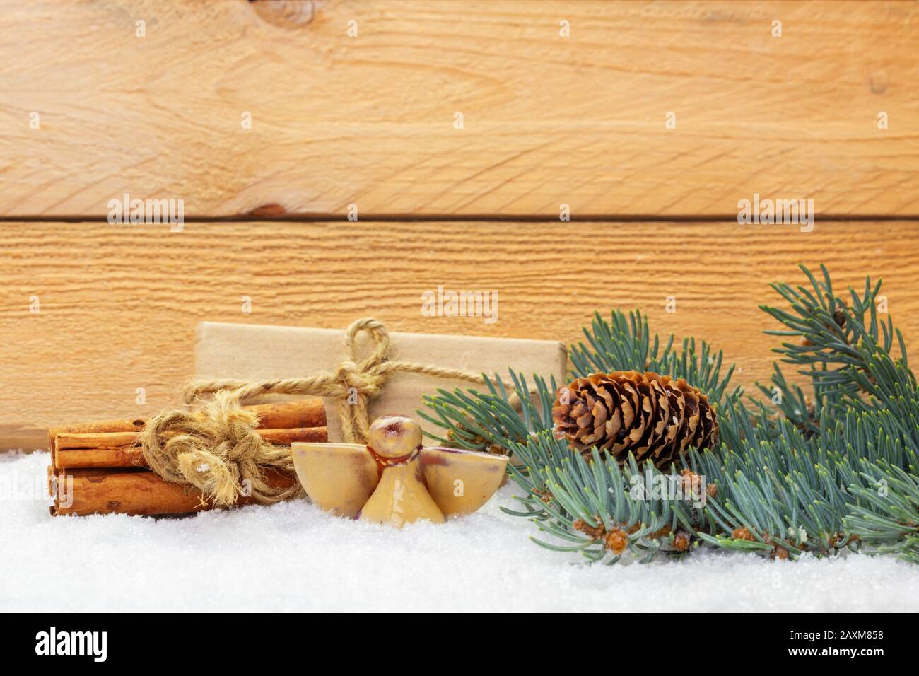 Carte de Noël, décoration de Noël dans la neige devant le mur en bois Banque D'Images