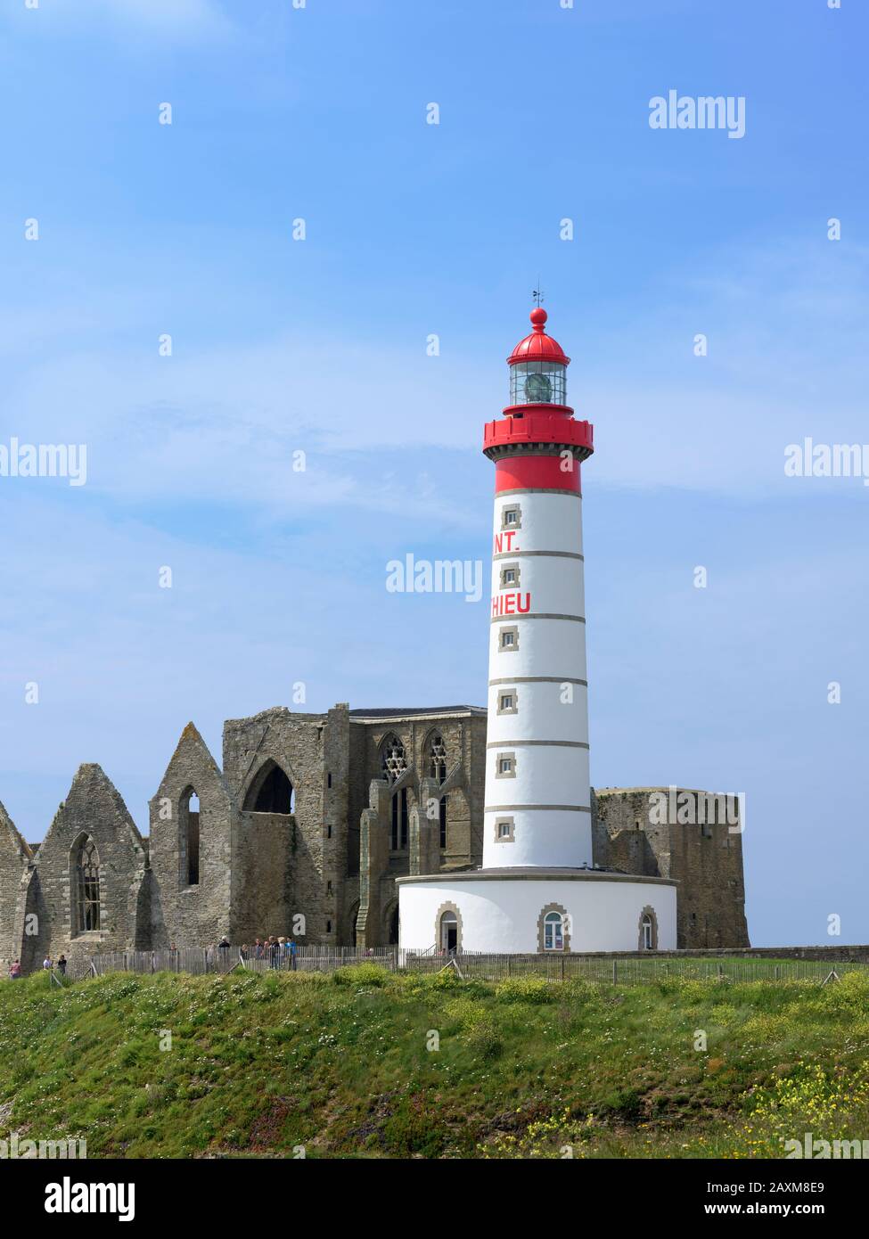 Europe, France, Bretagne, phare de Saint-Mathieu avec la ruine de l'abbaye Saint-Mathieu Banque D'Images