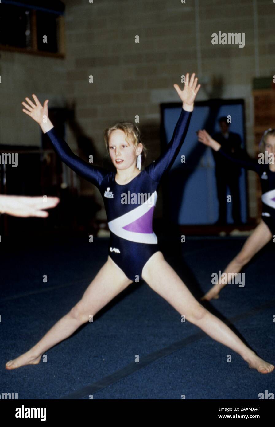 Zara Phillips à la Port Regis School lors d'une visite royale de la Reine Elizabeth II de HM, Shaftesbury, Angleterre 1991. Banque D'Images