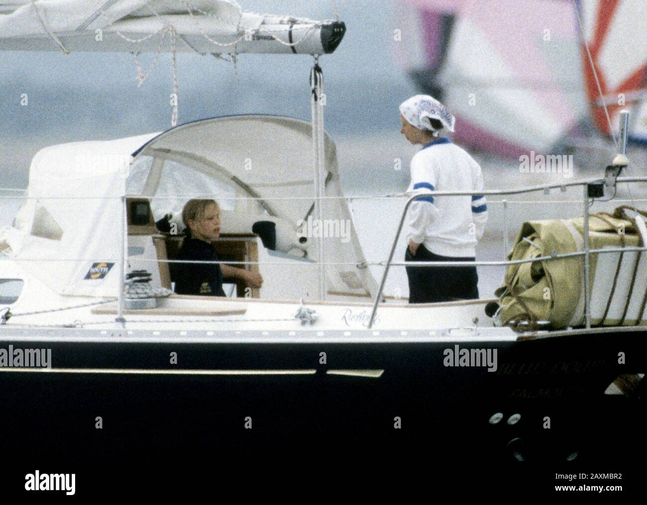 Zara Phillips et HRH Princess Anne à bord du nouveau Yacht Blue Doubleet de la princesse Anne, Solent, Angleterre juin 1992, Banque D'Images