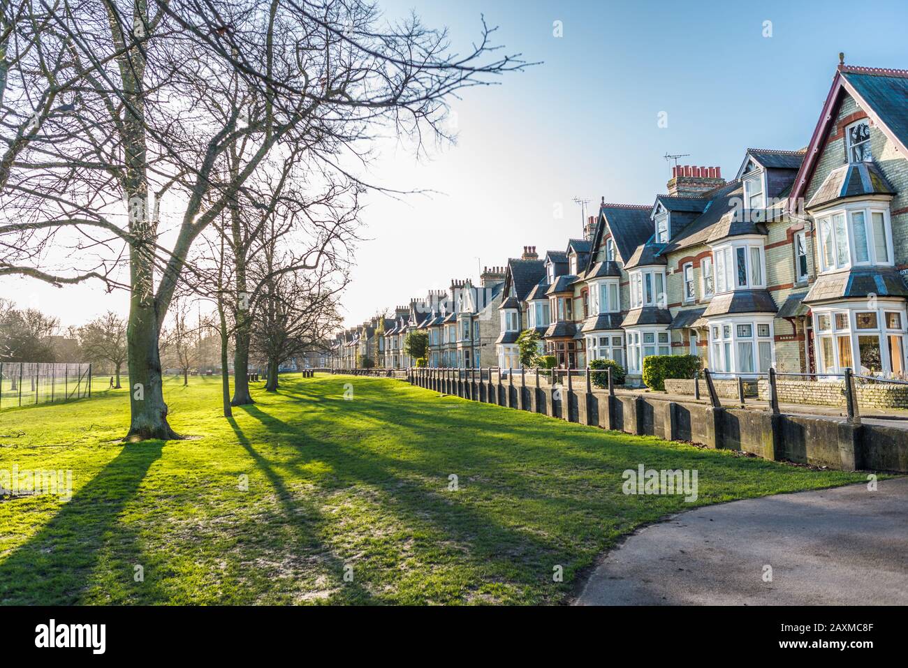 Maisons en terrasses caractéristiques sur Park Parade face à Jesus Green dans la ville de Cambridge, au Royaume-Uni. Banque D'Images