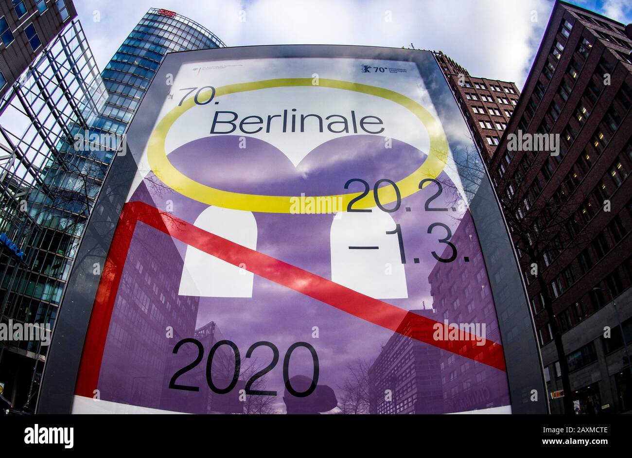 Berlin, Allemagne. 12 février 2020. Une affiche publicitaire avec le logo du Berlinale Film Festival peut être vue à la Potsdamer Platz. Crédit: Paul Zinken/Dpa/Alay Live News Banque D'Images