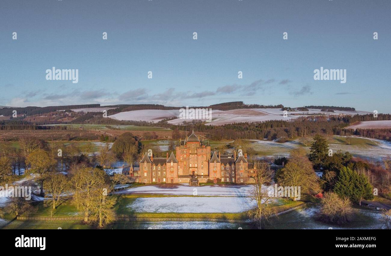 Thirlestane Castle, Lauder, Scottish Borders, Écosse, Royaume-Uni. 12 février 2020. Écosse, Weather News une scène de vin sur les toits du château de Thirlesatne à Lauder, Scottish Borders. Une chute de neige récente laisse un patchwork de nuances des collines de Lammermuir au loin. Crédit : Phil wilkinson/Alay Live News Banque D'Images