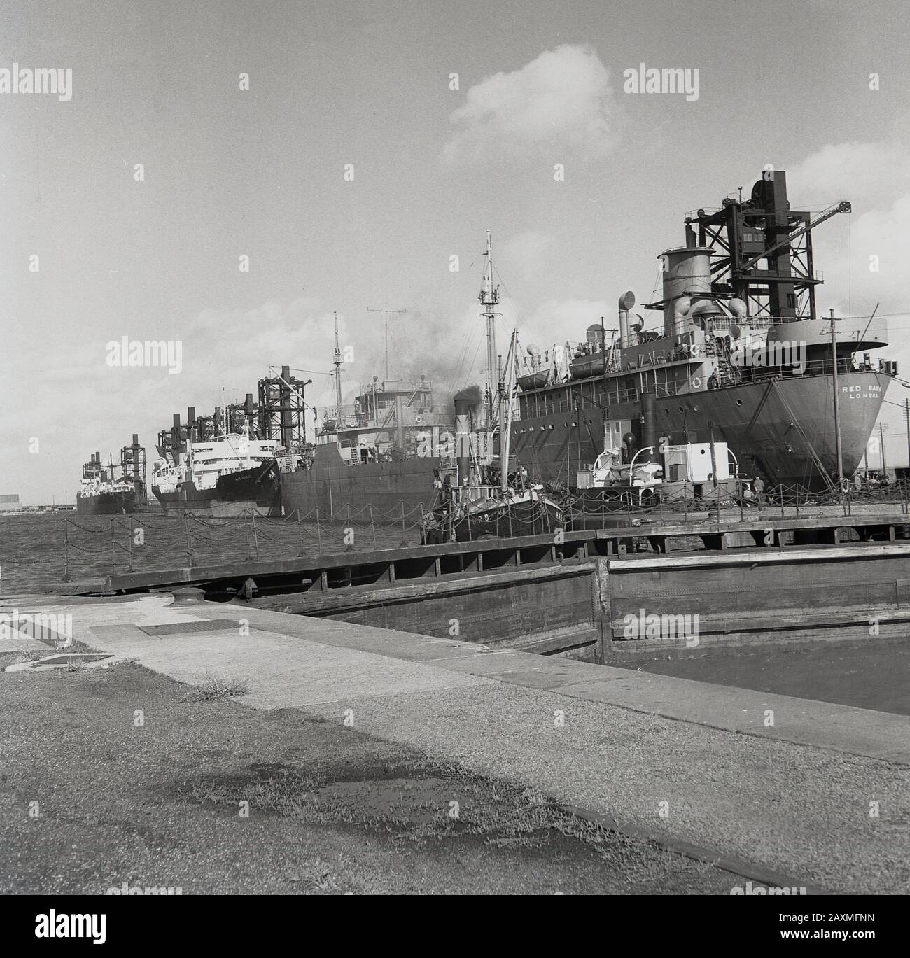 Années 1950, navires-vapeur historiques et de grande taille amarrés aux quais de Londres, Londres, Angleterre, Royaume-Uni. Banque D'Images
