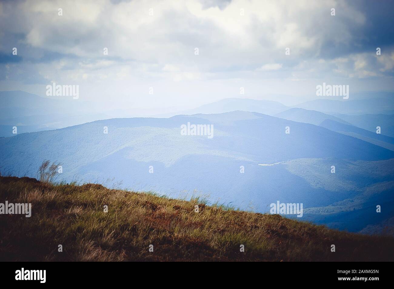 Carpathian montagnes paysage et ciel nuageux avec filtre Banque D'Images