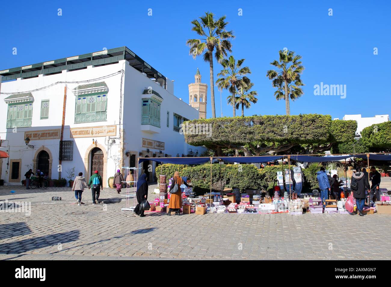 Mahdia, TUNISIE - 27 DÉCEMBRE 2019: Le souk du vendredi dans la médina, avec des maisons traditionnelles blanchies à la chaux et le minaret de la mosquée Soliman Hamza Banque D'Images