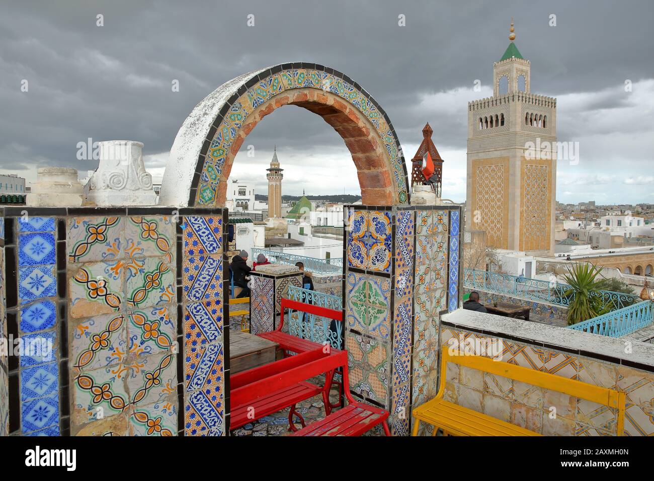 Tunis, TUNISIE - 29 DÉCEMBRE 2019 : terrasse carrelée colorée surplombant la médina, avec vue sur le minaret de la Mosquée Ez Zitouna (Grande Mosquée) Banque D'Images