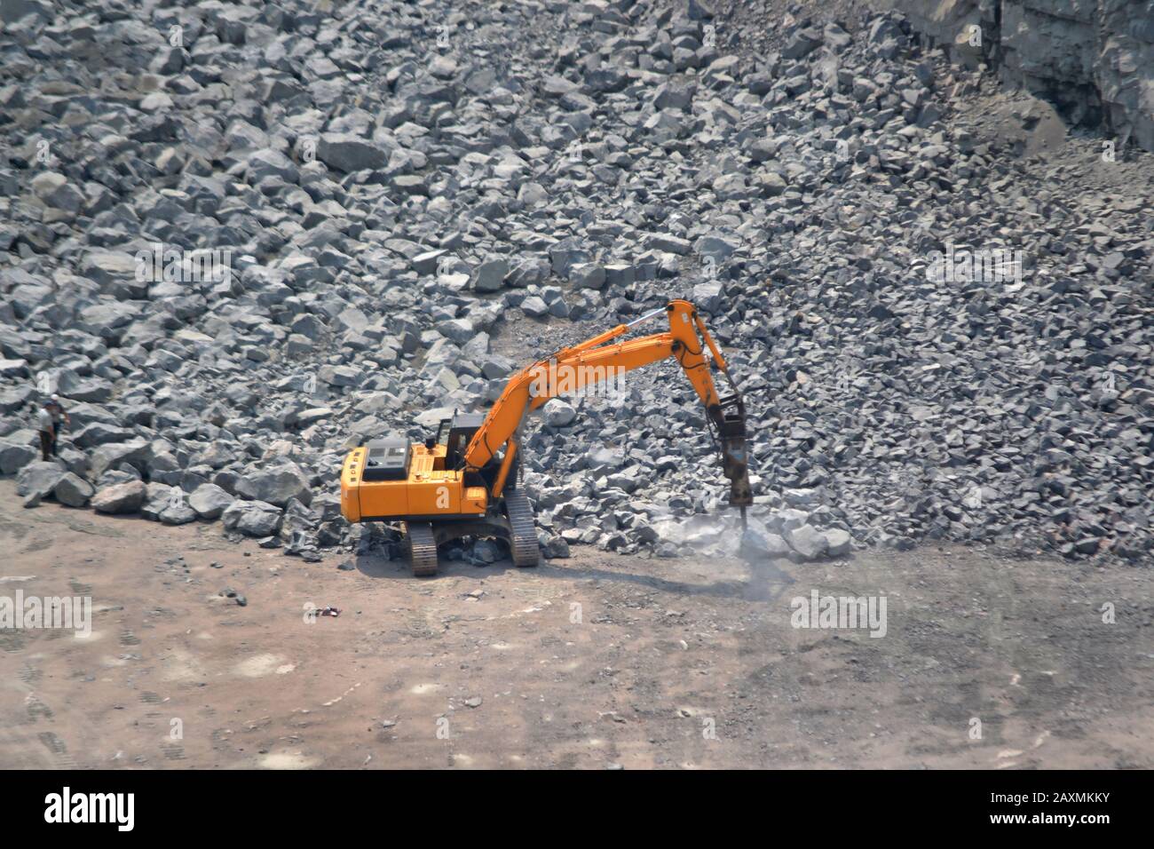 Machine orange pour le broyage de granit dans le processus de broyage de pierres de granit Banque D'Images