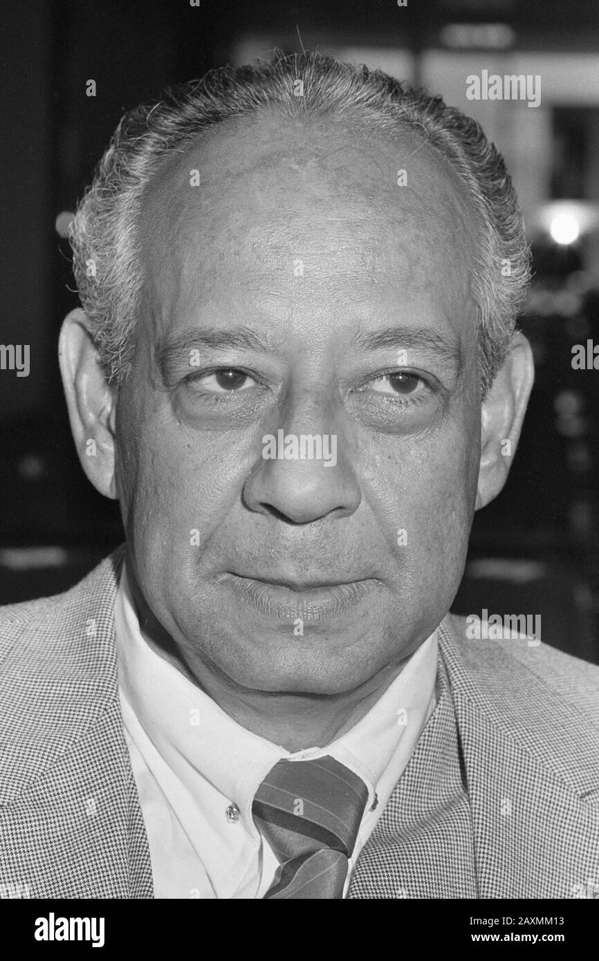 Nouvel ambassadeur du Suriname; m.. H. Heidweiler (l) accueille à l'aéroport le 27 juin 1984 Banque D'Images
