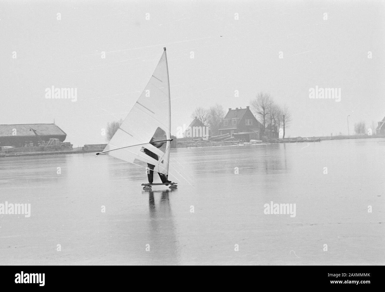 IJszeiler à Monnickendam. Date: 14 janvier 1980 Créateur: Anefo / Pereira, Fernando Filenumber: 930-6213 URL: http://beeldbank.nationaalarchief.nl/na:col1:dat295344 Pour plus d'informations sur les Archives nationales: HTTP: //www.nationaalarchef. NL Pour plus de photos de cette collection et d'autres, visitez notre Banque d'images :, http://www.beeldbank.nationaalarchief.nl s'il vous plaît nous aider à enrichir notre connaissance des collections de photos en ajoutant des tags et des commentaires à ajouter. Reconnaissez-vous des personnes ou des lieux ou racontez-vous une histoire spéciale sur l'une des photos, veuillez laisser un commentaire (si vous êtes connecté à Flickr) Banque D'Images