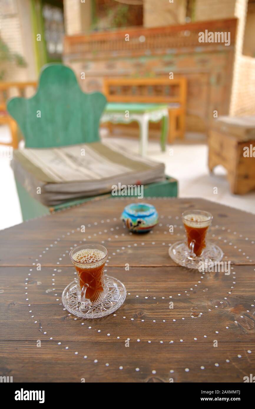 Thé à la menthe traditionnel dans un café à l'intérieur de la médina de Tozeur, en Tunisie Banque D'Images