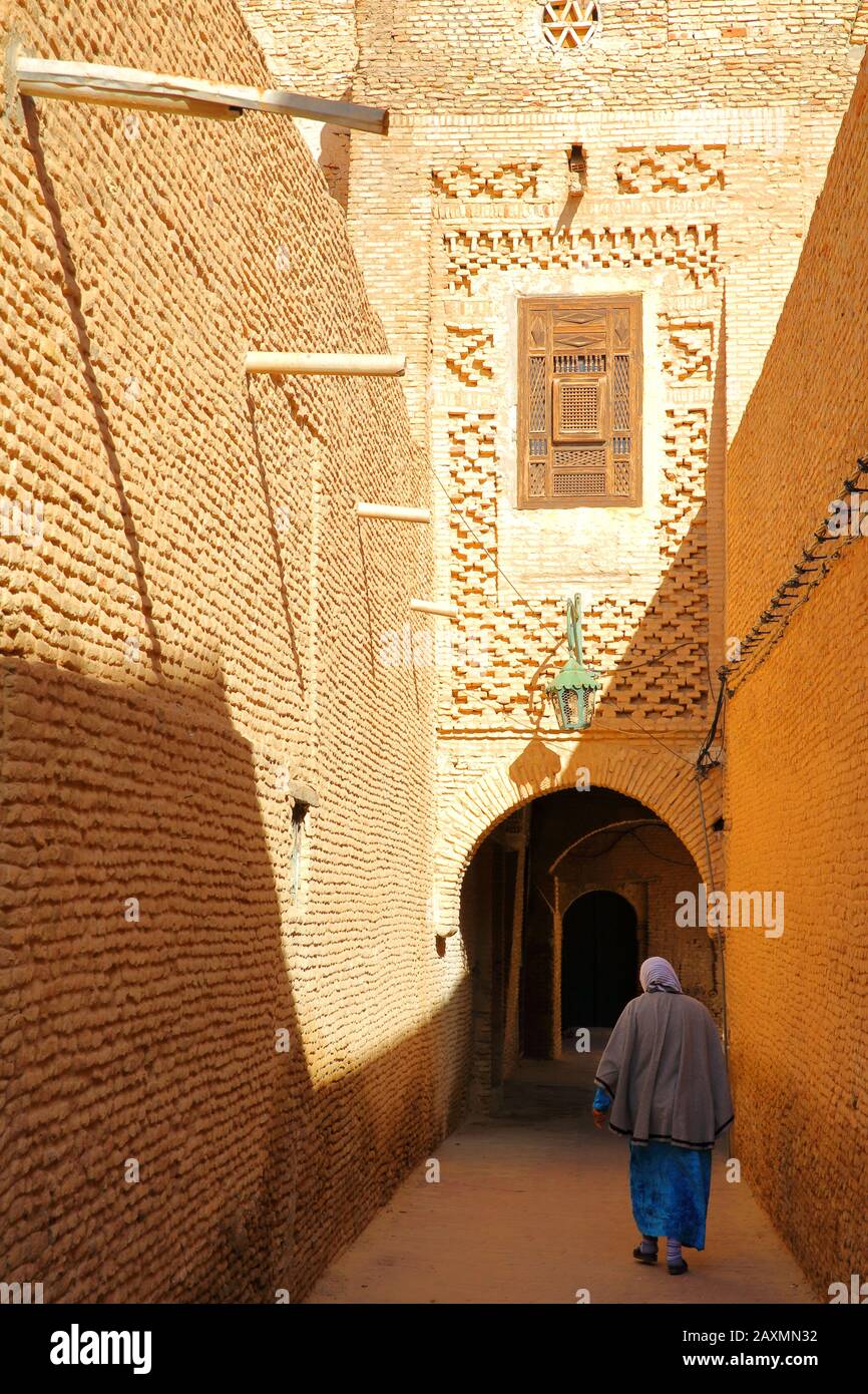 La médina historique de Tozeur (Ouled el Hadef), Tunisie, décorée avec des motifs de briques et d'arcades Banque D'Images