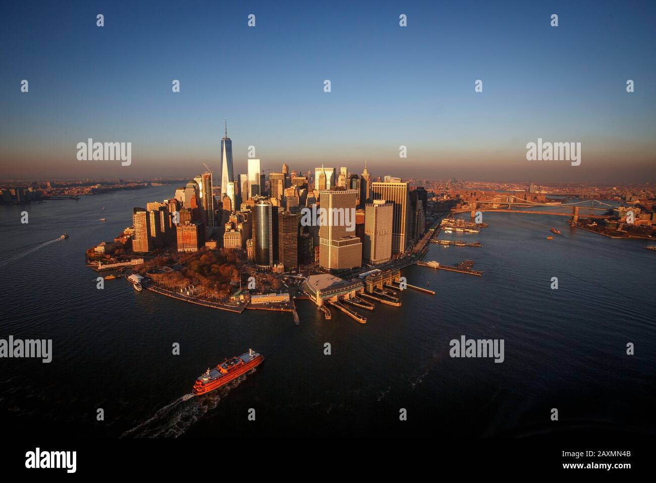 Coucher de soleil sur les gratte-ciel de Manhattan et le quartier financier, New York Banque D'Images