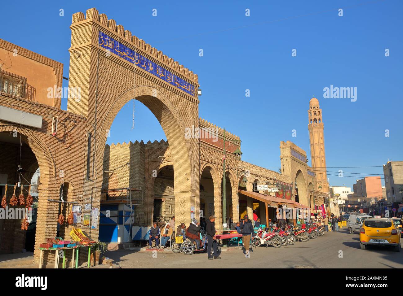 Tozeur, TUNISIE - 20 DÉCEMBRE 2019: La rue principale animée de Tozeur (Habib Bourguiba Avenue), avec des cafés, un minaret et des arcades Banque D'Images